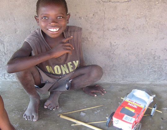 Anak-anak dari Malawi ini Sungguh Kreatif Membuat Mainan dari Sampah! 1