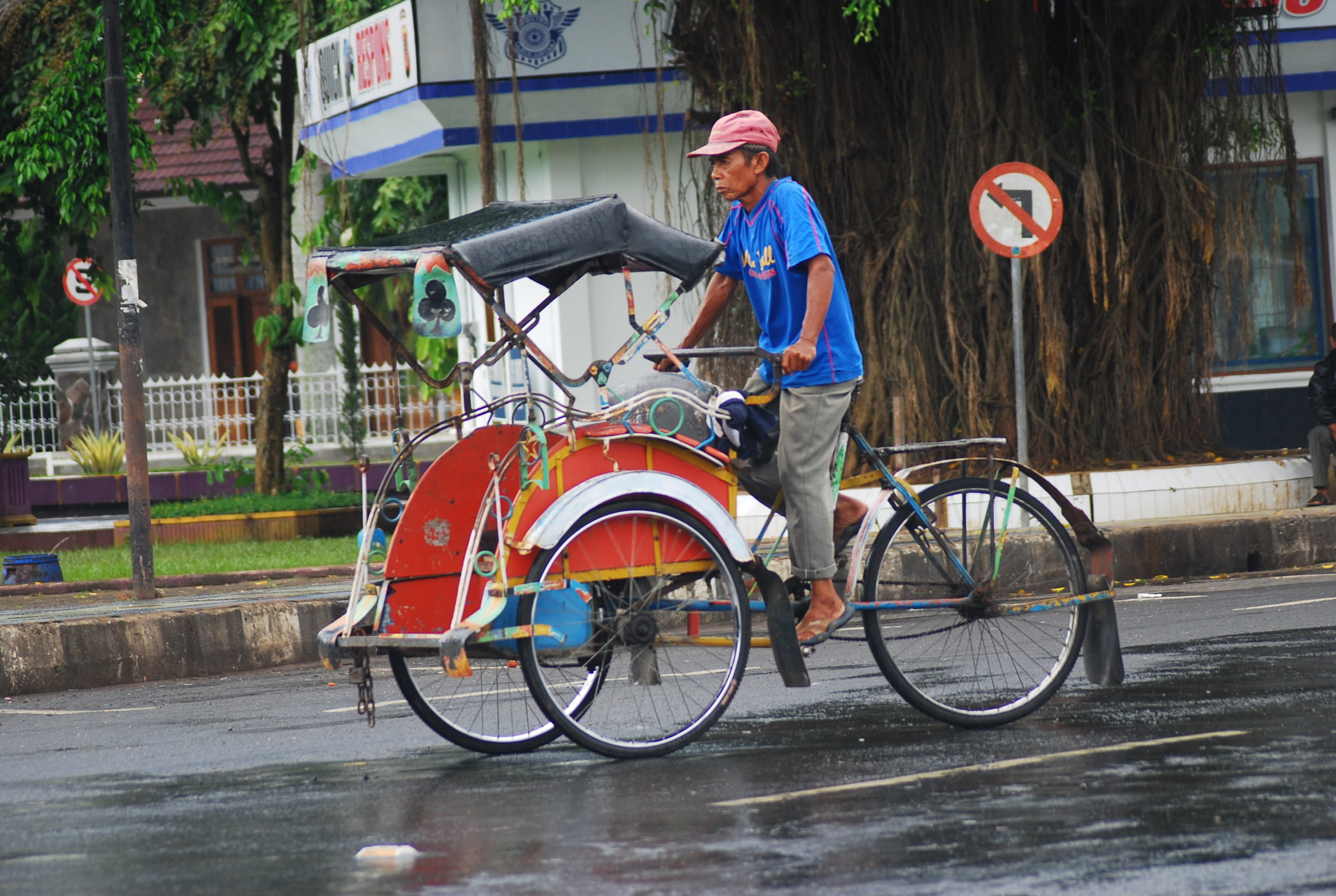 Pengayuh Becak Rutin Sedekah Tiap Jumat, Keajaiban Datang 5