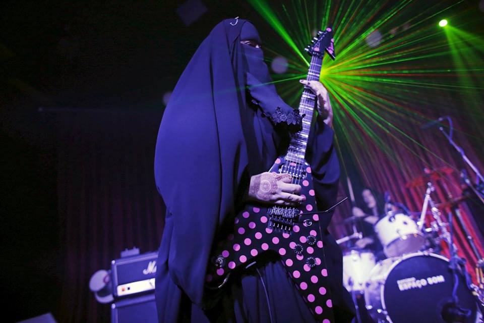 Cadas, Muslimah ini Gitaris Band Heavy Metal lho! 1