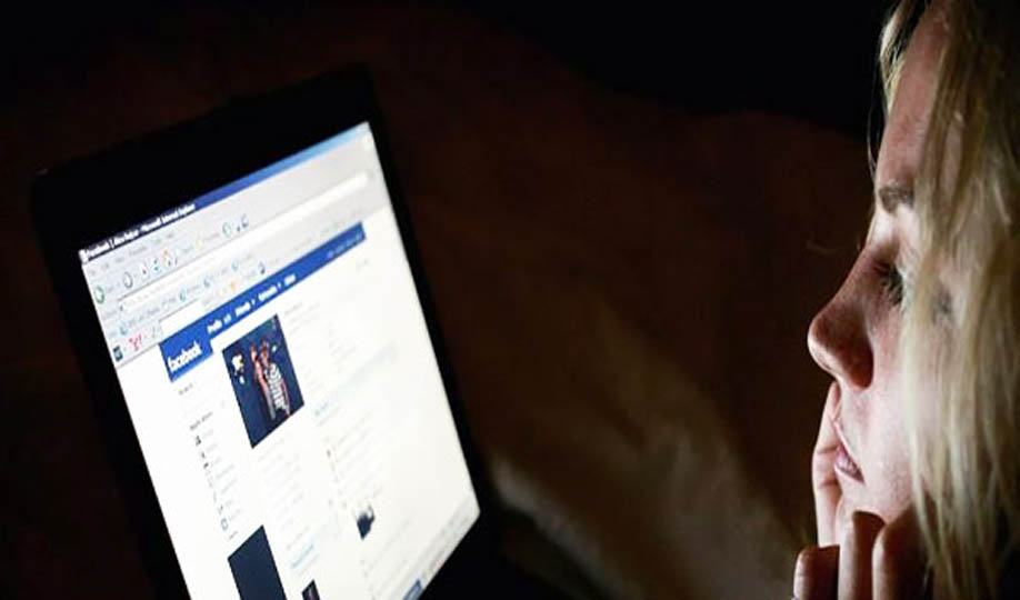 Kepo Profil Mantan di FB, Kebiasaan Iseng Wanita Walau Sudah Nikah? 1