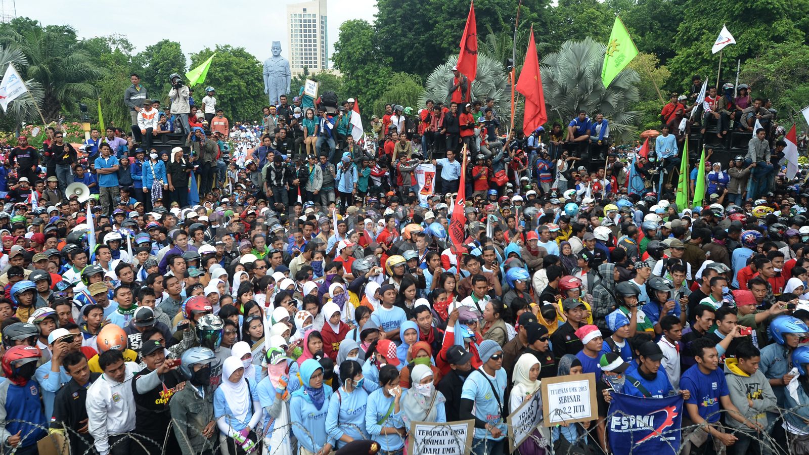 Apa yang Sedang Dipertaruhkan Para Buruh? Menimbang dengan Adil Perjuangan Buruh 1