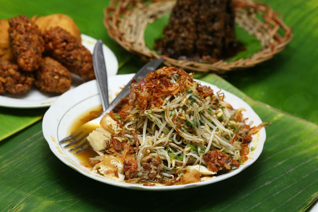 Resep lontong balap Surabaya, makan siang jadi lebih nikmat.
