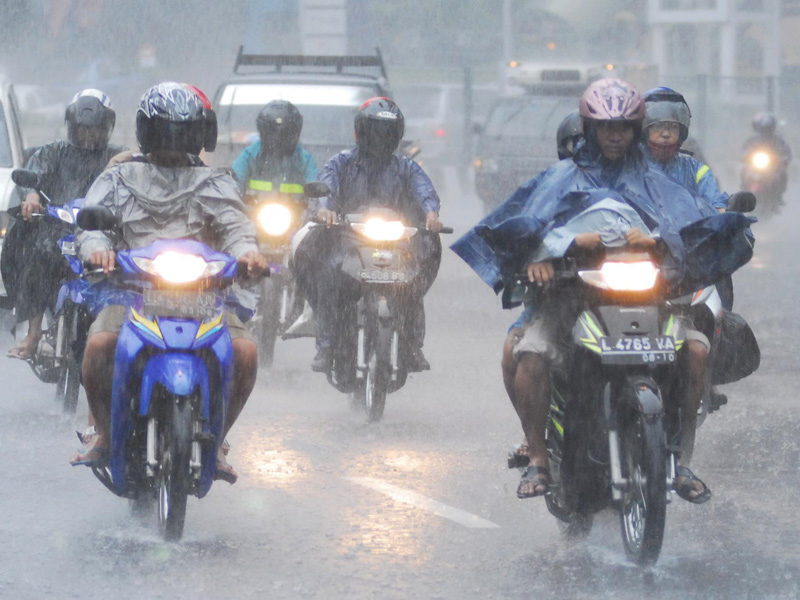 Cara Merawat Jas Hujan Agar Awet. Mudah Kok!