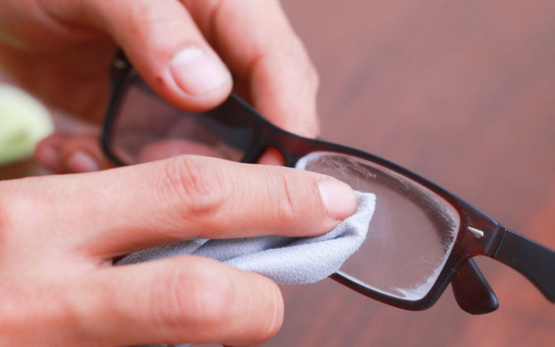 cara menghilangkan goresan pada kacamata